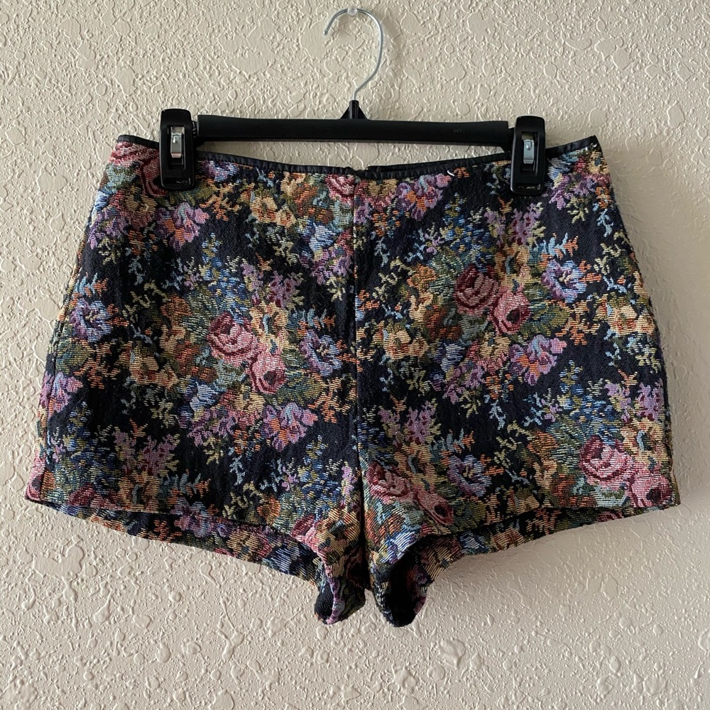 Short Floral F21 size L (it seems size M)